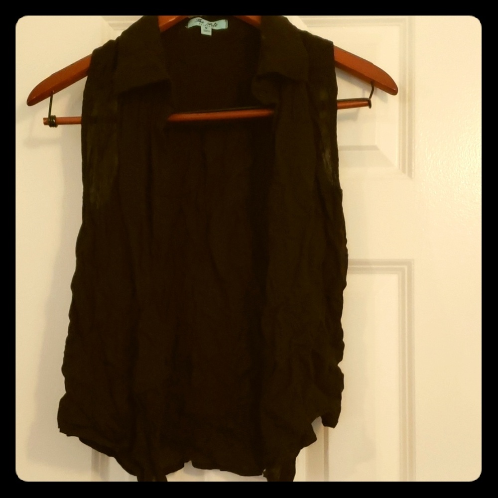 Sleeveless Collared Button Blouse